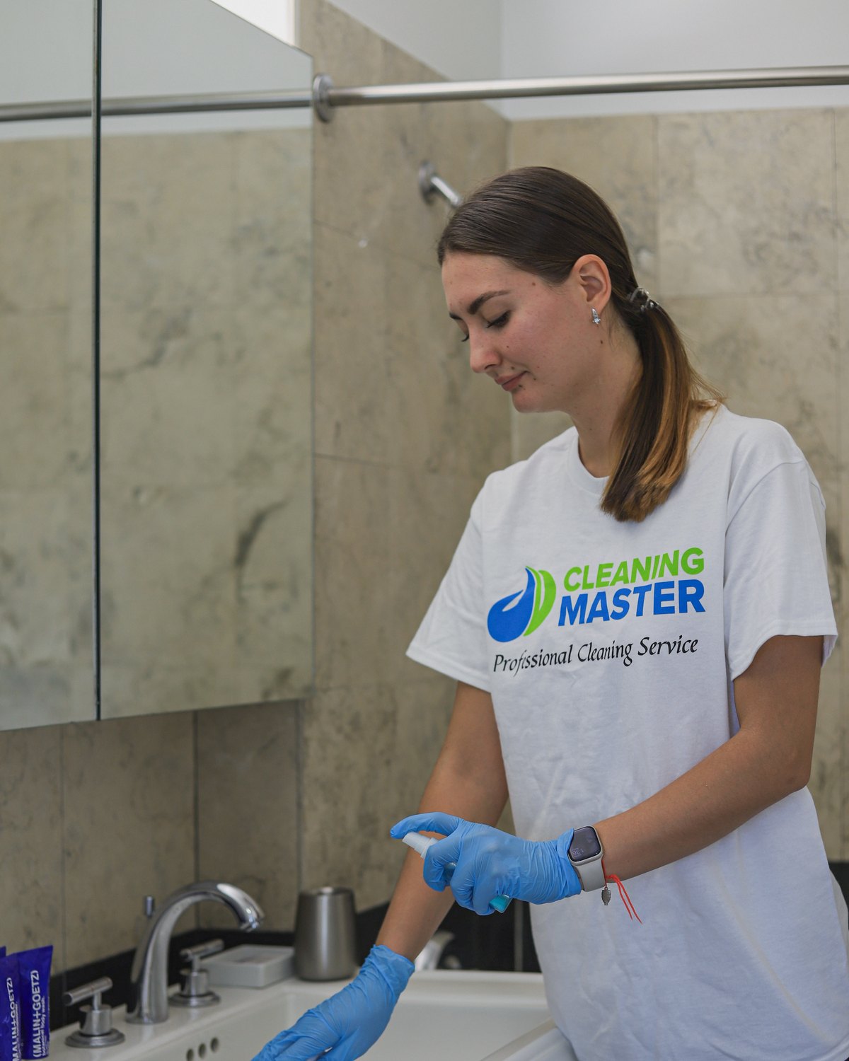 Cleaning Master professional deep cleaning a marble bathroom sink